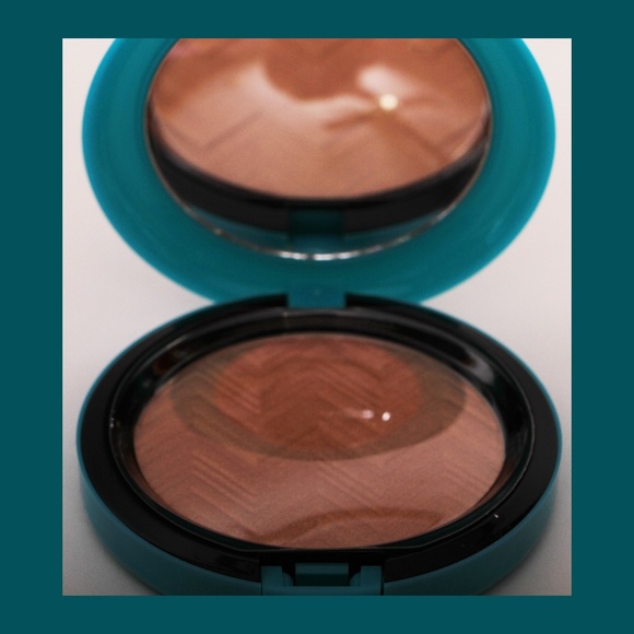 HOT & HEAVY Face Powder by Patrick Starrr - Picture 2 of 5